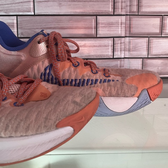 Nike women shoes size 6. Great condition. Please see pictures. - Picture 6 of 7